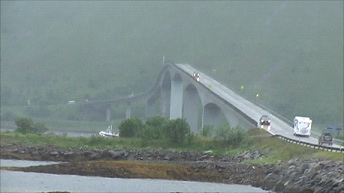 Most Gimsøystraumenbru, skrápěný deštěm